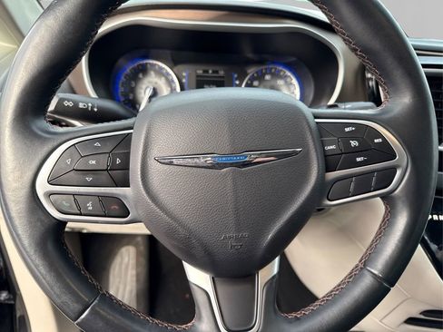 Used 2017 Chrysler Pacifica Touring-L image 24
