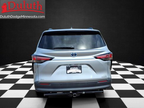 Used 2021 Toyota Sienna XLE w/ XLE Plus Package AWD/4WD image 4