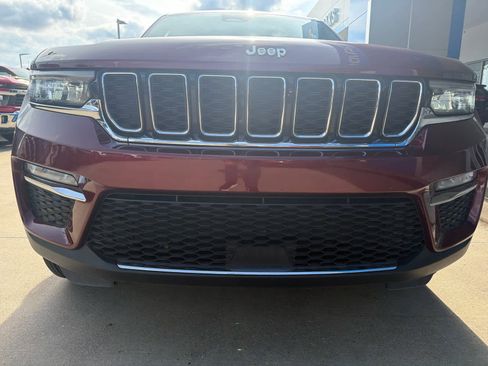 Used 2024 Jeep Grand Cherokee Limited AWD/4WD image 10
