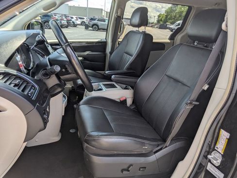 Used 2015 Chrysler Town & Country Touring-L w/ Driver Convenience Group FWD image 11