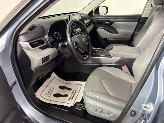 Used 2020 Toyota Highlander XLE AWD/4WD image 16
