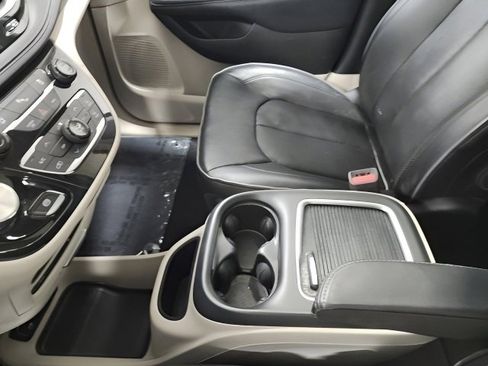 Used 2017 Chrysler Pacifica Limited w/ UConnect Theater Package image 34