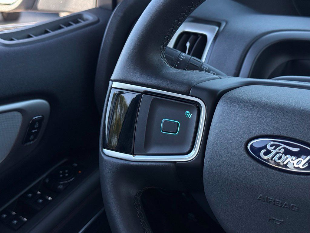 Used 2025 Ford Expedition Max Active AWD/4WD image 8