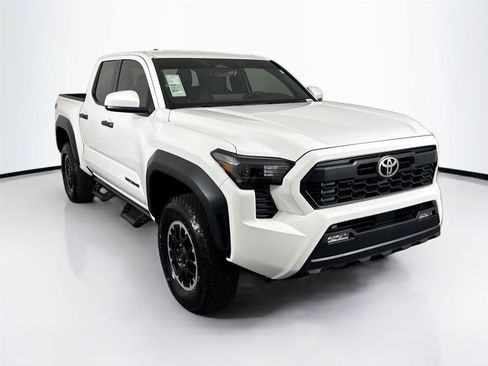Certified 2025 Toyota Tacoma TRD Off-Road AWD/4WD image 8