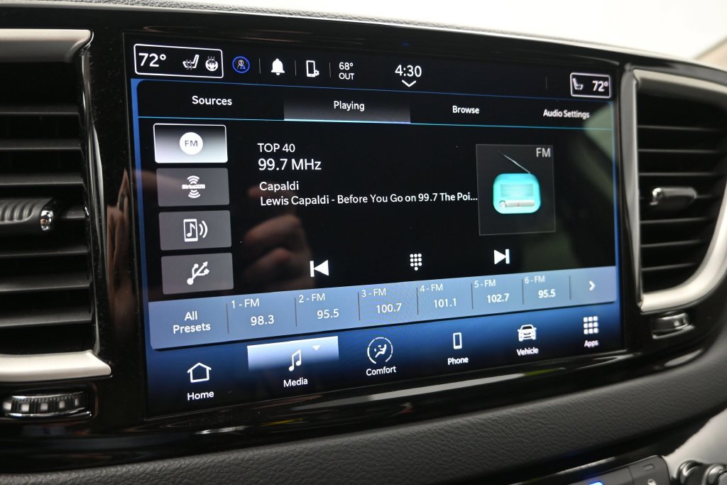 Used 2023 Chrysler Pacifica Touring-L FWD image 16