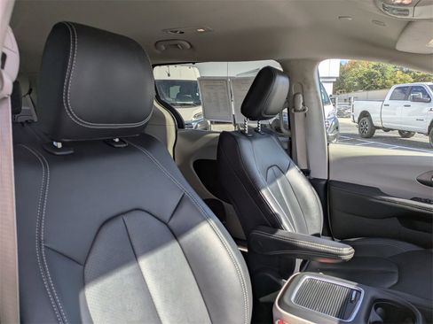 Used 2024 Chrysler Pacifica Touring-L image 21