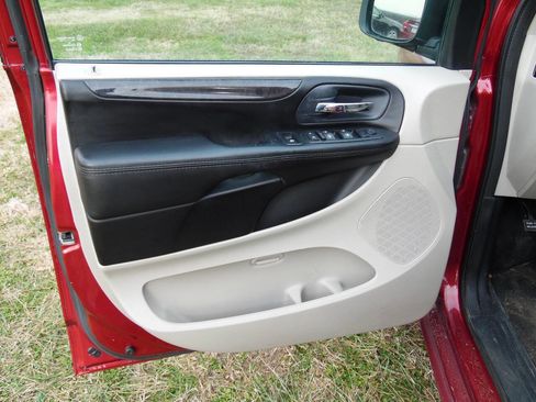 Used 2014 Dodge Grand Caravan SXT w/ UConnect Hands-Free Group image 31