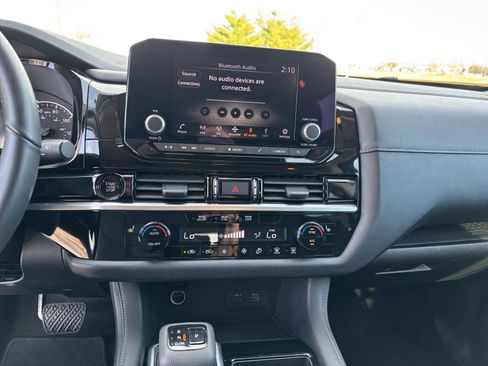 Used 2025 Nissan Pathfinder SV image 21