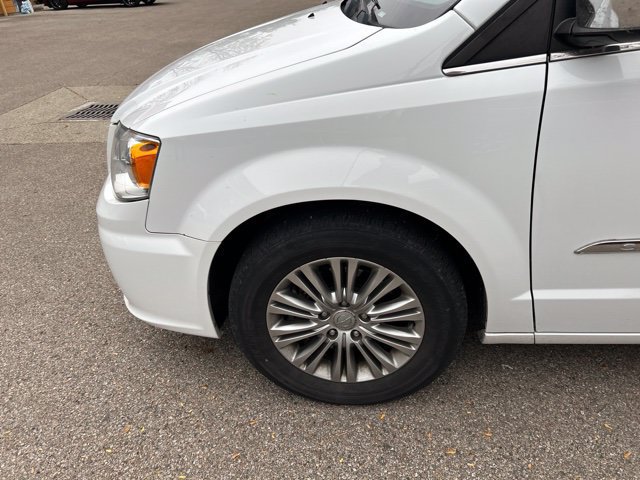 Used 2016 Chrysler Town & Country Touring-L FWD image 12