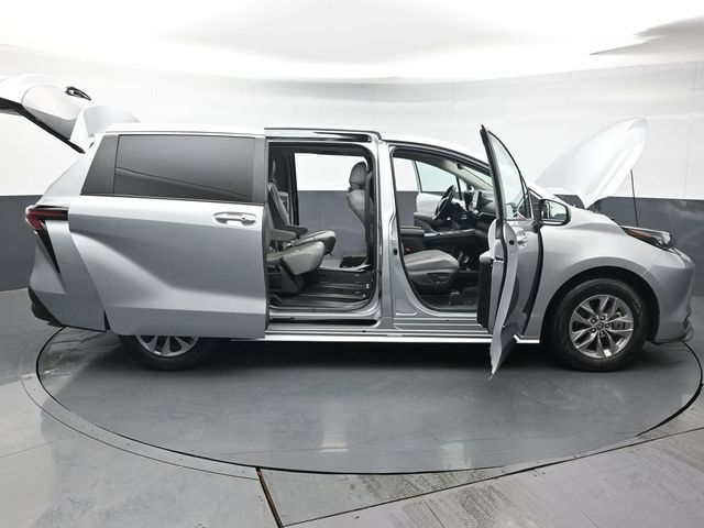Used 2025 Toyota Sienna XLE FWD image 56