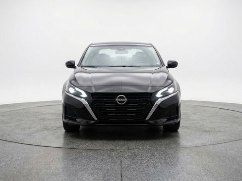 Used 2025 Nissan Altima 2.5 SV FWD image 2