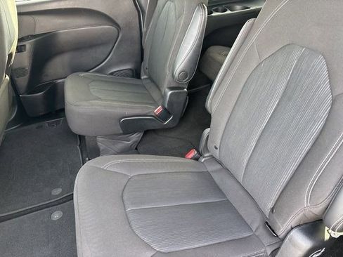 Used 2022 Chrysler Pacifica Touring image 31