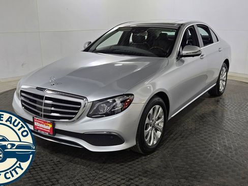 Used 2018 Mercedes-Benz E 300 4MATIC w/ Premium 3 Package (Q03) image 3
