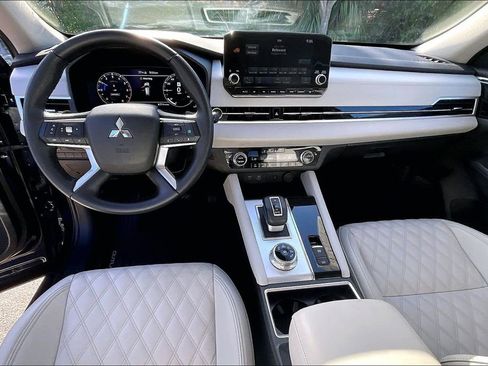 Used 2023 Mitsubishi Outlander SEL FWD image 3