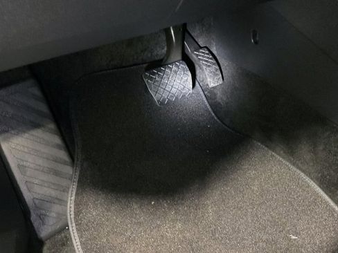 Used 2024 Volkswagen Tiguan S image 38