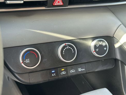 Used 2022 Hyundai Elantra SE FWD image 16