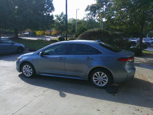 Used 2025 Toyota Corolla XLE image 8