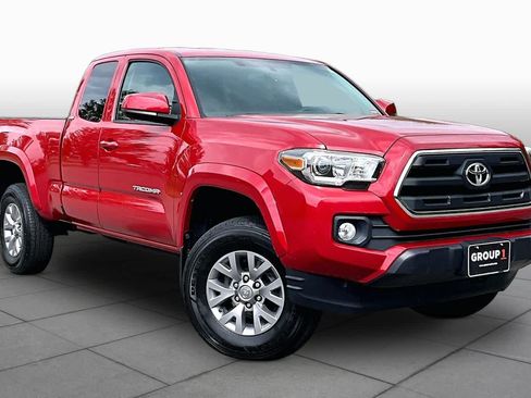 Used 2017 Toyota Tacoma SR5 AWD/4WD image 3
