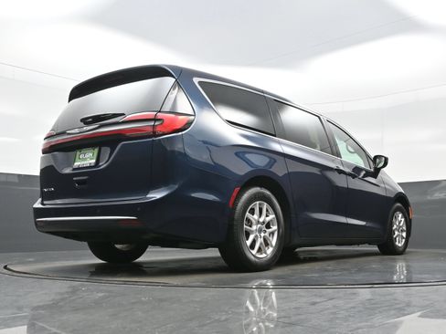 Used 2024 Chrysler Pacifica Touring FWD image 34