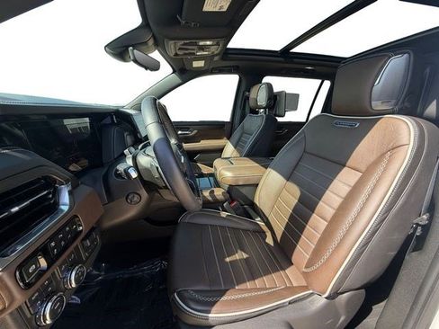 Used 2025 GMC Yukon XL Denali Ultimate w/ LPO, Floor Liner Package AWD/4WD image 10