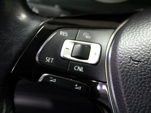 Used 2018 Volkswagen Tiguan SE w/ Panoramic Sunroof Package image 10