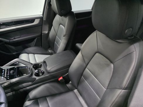 Used 2025 Porsche Cayenne AWD/4WD image 8