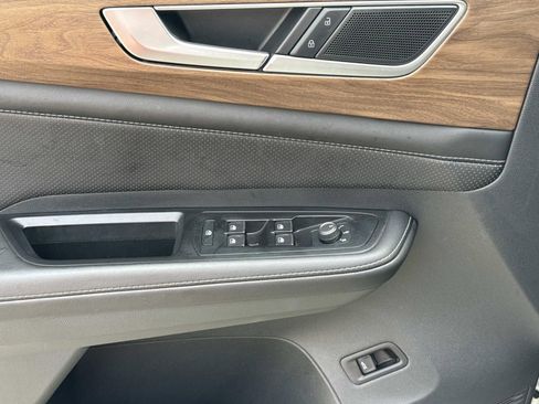 Used 2025 Volkswagen Atlas SE FWD image 19