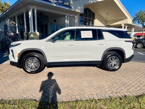 Used 2025 Chevrolet Traverse LT image 2