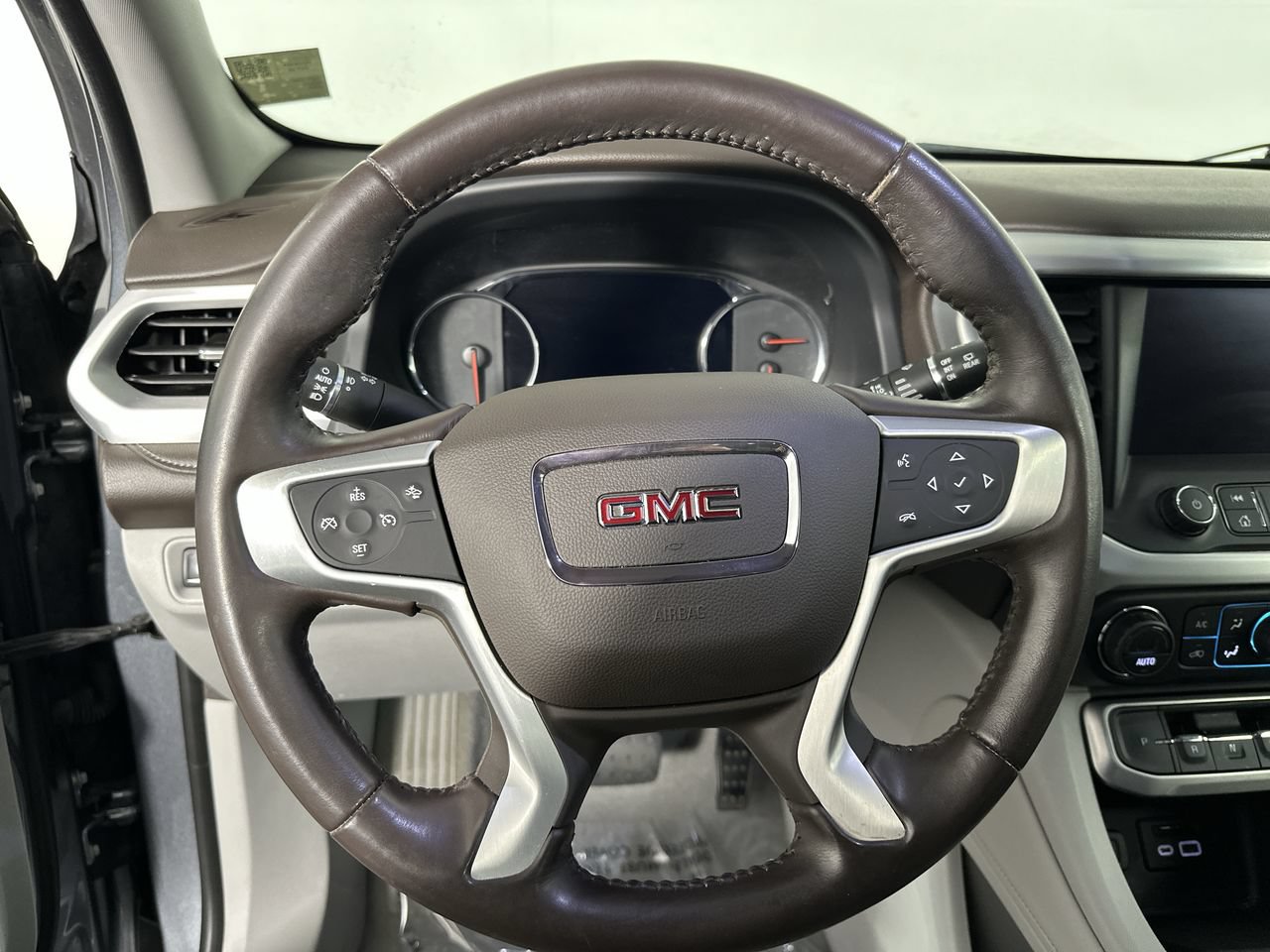 Used 2020 GMC Acadia SLT w/ Driver Alert Package II FWD image 5