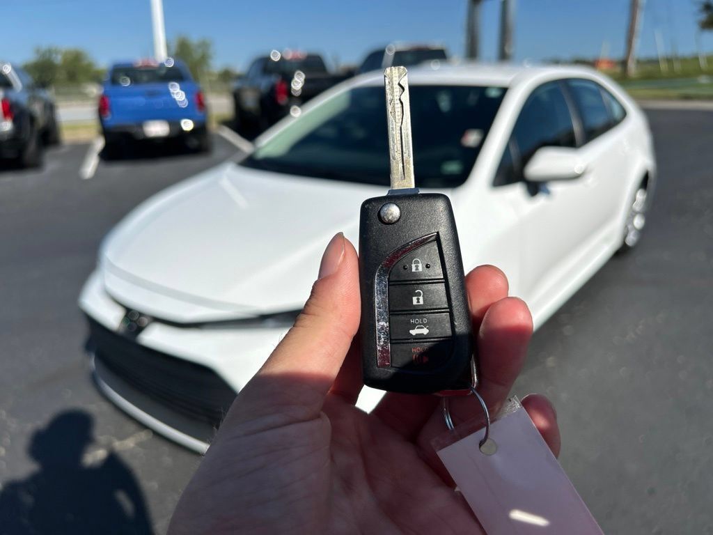 Used 2025 Toyota Corolla LE FWD image 39