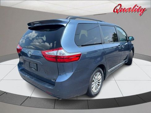 Used 2017 Toyota Sienna XLE Premium FWD image 3