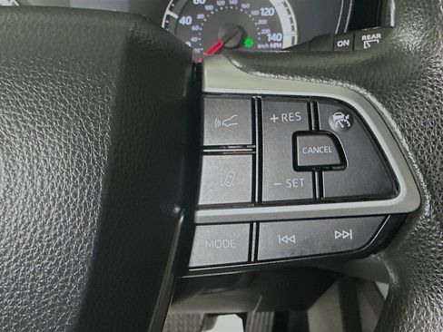 Used 2022 Toyota Highlander L image 17