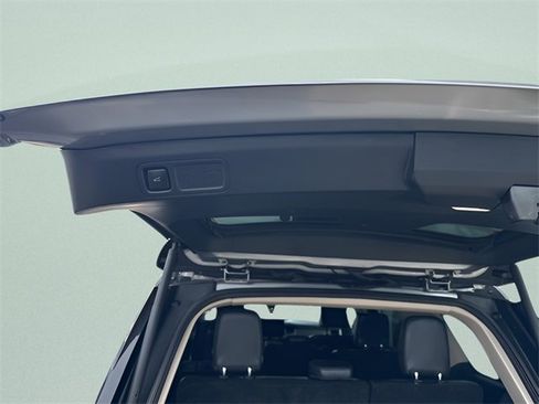 Used 2024 Ford Expedition XLT image 9