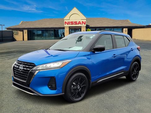 Used 2023 Nissan Kicks SR w/ SR Premium Package image 2