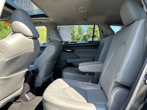 Used 2024 Toyota Highlander XLE FWD image 40