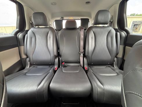 Used 2026 Kia Carnival FWD image 40
