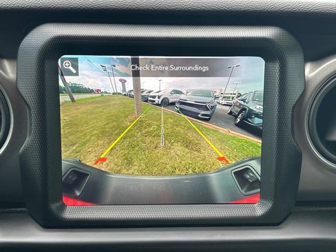 Used 2023 Jeep Gladiator Sport AWD/4WD image 16