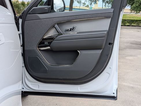 Used 2025 Land Rover Range Rover Sport SE image 21