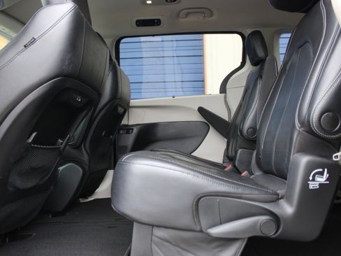 Used 2022 Chrysler Pacifica Touring-L image 35