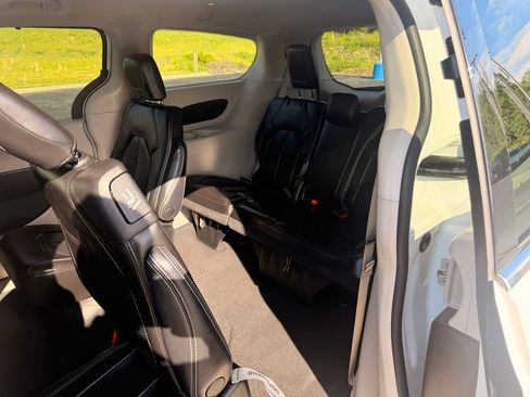 Used 2023 Chrysler Pacifica Touring-L FWD image 35