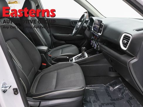 Used 2025 Hyundai Venue Limited FWD image 24