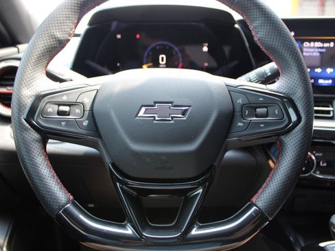 Used 2025 Chevrolet Trax RS w/ Sunroof Package FWD image 17