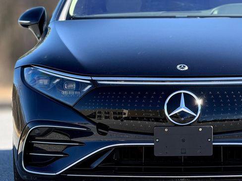 Used 2022 Mercedes-Benz EQS 580 580 w/ Exclusive Trim Package image 13