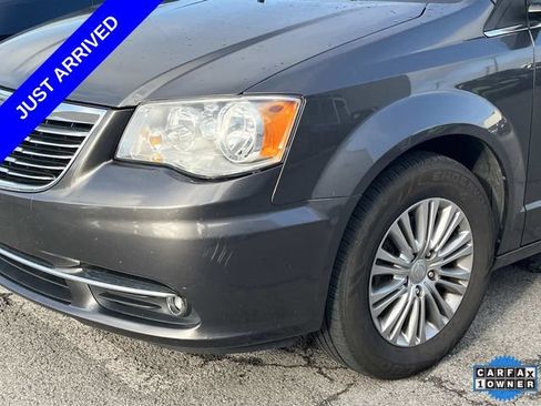 Used 2016 Chrysler Town & Country Touring-L FWD image 10
