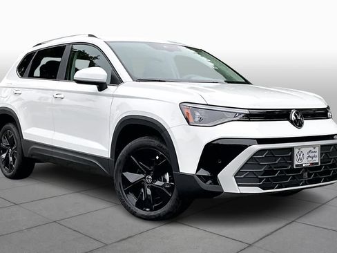 New 2026 Volkswagen Taos SE image 2