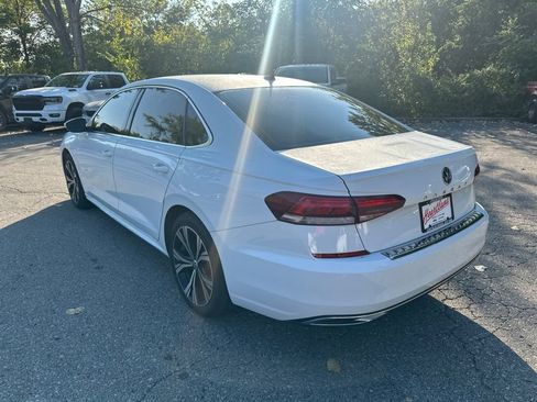 Used 2022 Volkswagen Passat 2.0T SE FWD image 9