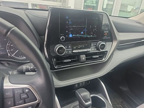 Used 2023 Toyota Highlander LE image 8