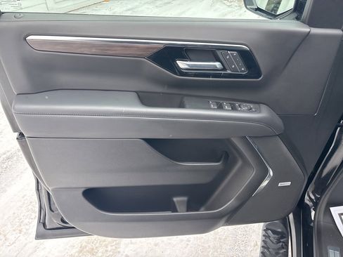 Used 2025 Chevrolet Suburban Z71 w/ Comfort Package image 18