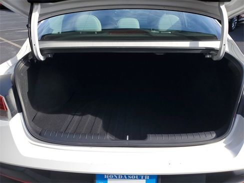 Used 2024 Hyundai Elantra Limited image 8