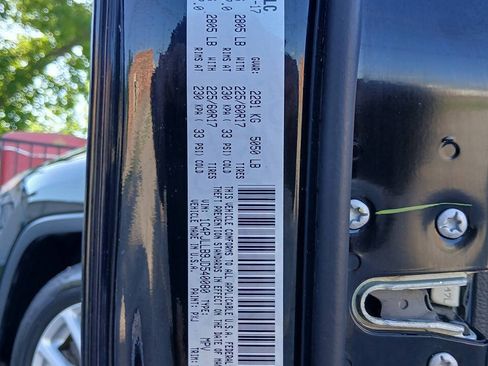 Used 2018 Jeep Cherokee Latitude Plus FWD image 23